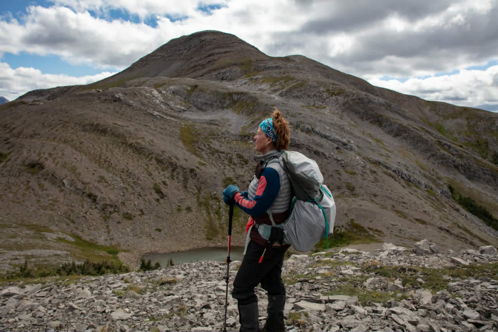 Backpacker gazing at summit ridge — Antonio Sunción